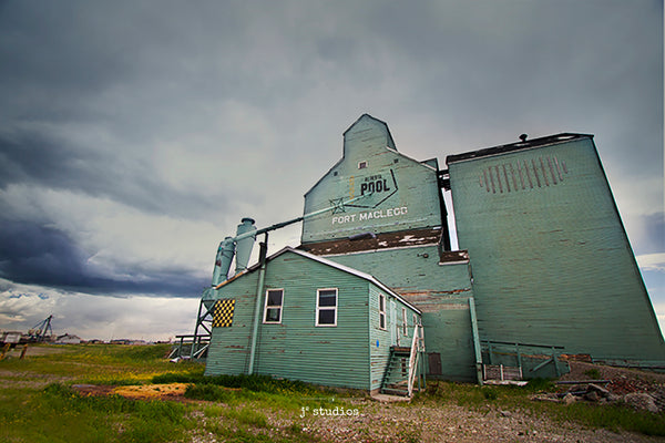 Picture of the wooden Alberta Wheat Pool elevator in Fort Macleod, Canada. Photography of Canadian Prairies by Larry Jang.