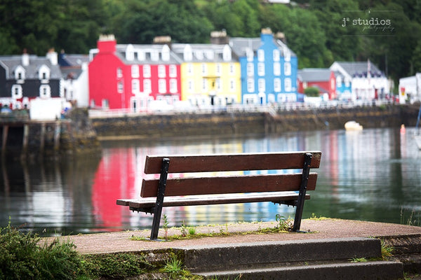 Image of a park bench on the Tobermory harbour. Pictures of Scotland, isle of Mull.